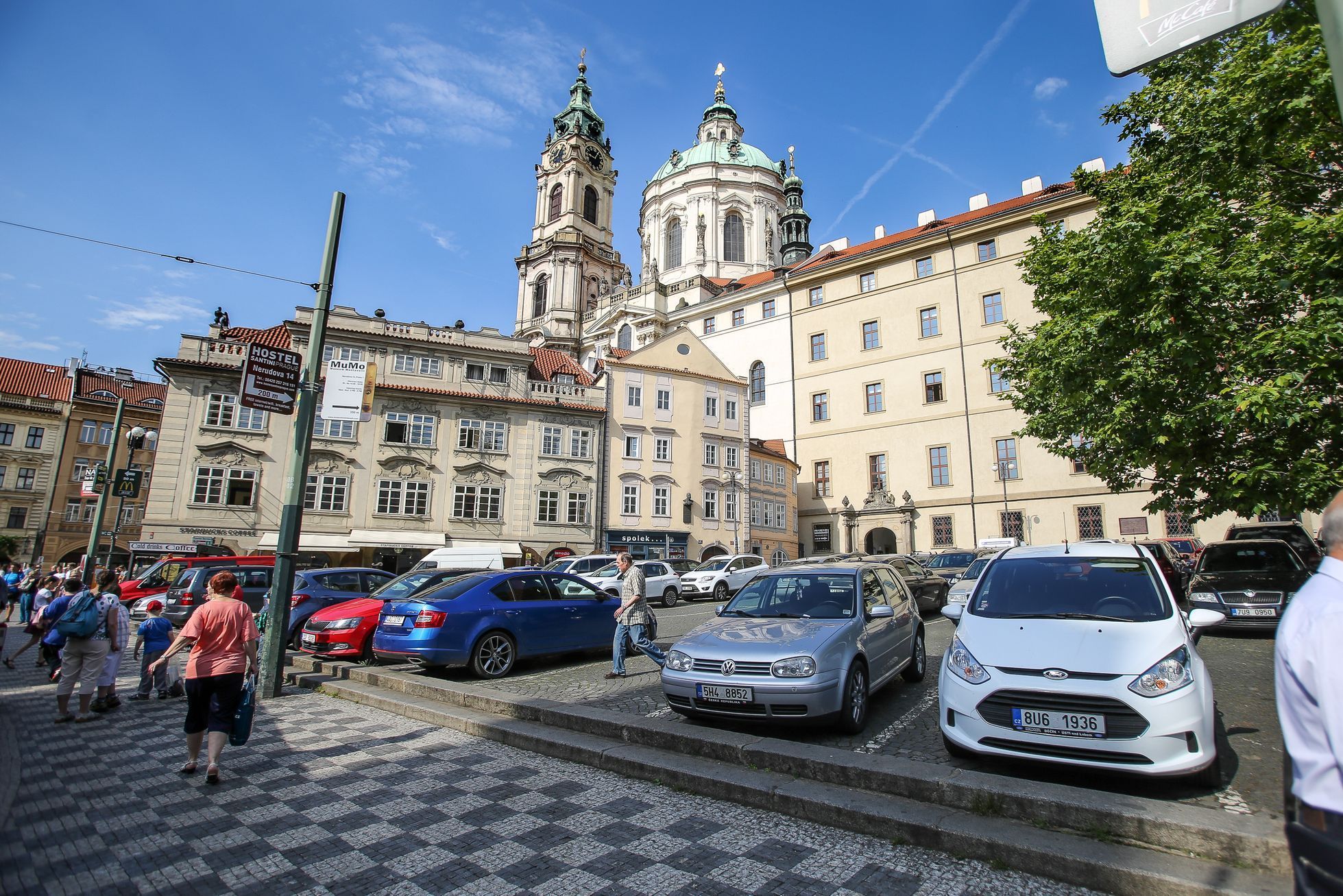 Malostranské náměstí v Praze před a po zrušení parkoviště