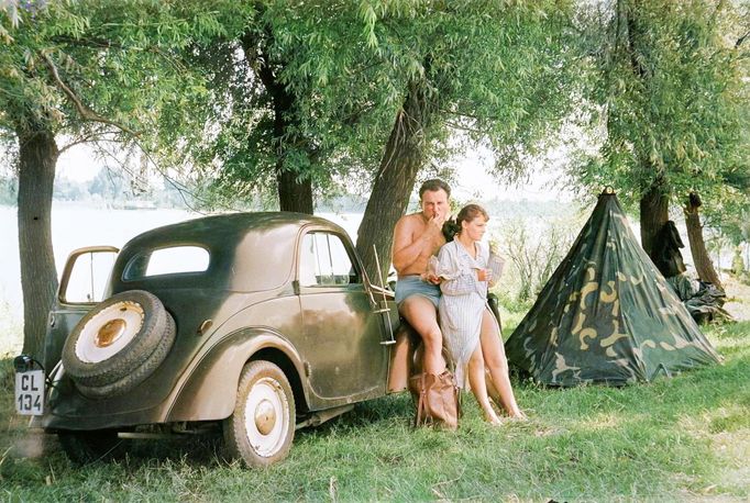 Chvíle letní relaxace u vody, rok 1955. Kolorovaná fotografie