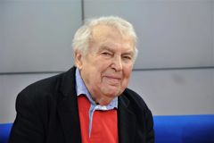 Spisovatel a dramatik Pavel Kohout slaví 95 let. Jeho život vydá za několik románů