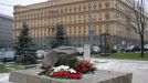 Budova bývalého Putinova zaměstnavatele. Dům na Lubjanském náměstí v Moskvě patřil vedení tajné policie KGB, dnes v něm sídlí její postsovětská nástupkyně FSB. V popředí je památník obětem Stalinova teroru ve třicátých letech.
