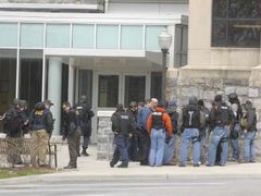 Policisté na univerzitním kampusu v osudový den