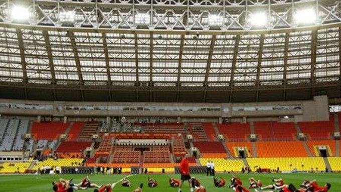 Moskevský stadion v Lužnikách zatím zeje prázdnotou, probíhá trénink United.