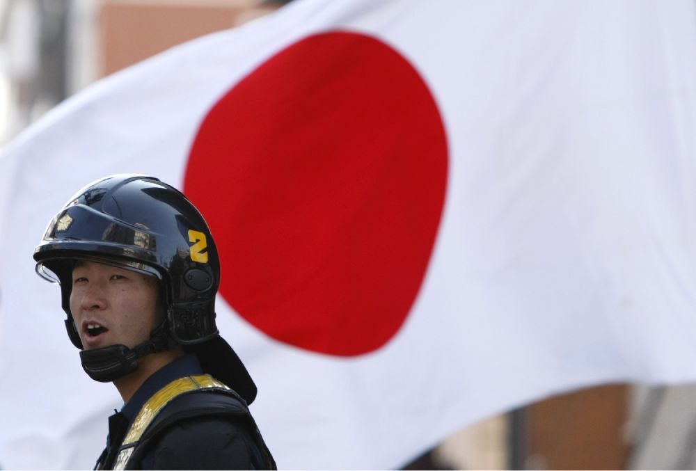 Japonský policista u státní vlajky
