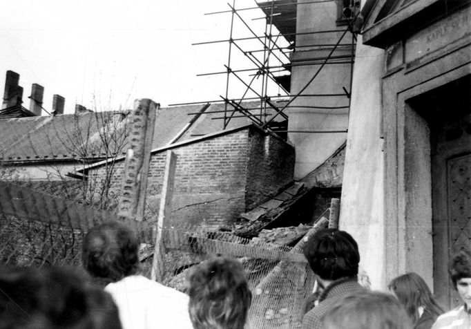 Lidé si po uhašení požáru na Svaté Hoře prohlížejí způsobené škody. Duben 1978