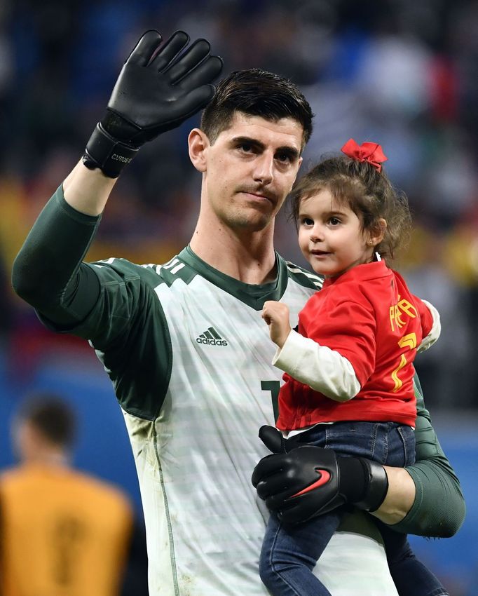 Thibaut Courtois s dcerkou po semifinále MS 2018 Francie - Belgie