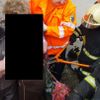 Hasiči vyprošťují ženu, která se po pádu ze schodů nabodla na plot