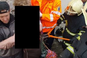 Po pádu ze tří metrů se žena nabodla na plot