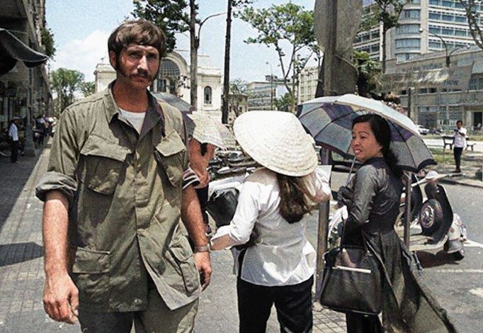 Americký voják Ron Ridenhour jde po chodníku v Saigonu ve Vietnamu, 30. března 1971. Kolorovaný snímek.