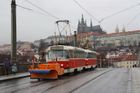 Praha nasadila při sněhové kalamitě tramvajový pluh, tlačí ho legendární souprava T3