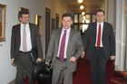 Vlevo ministr Jan Kubice a uprostřed ministr spravedlnosti Pavel Blažek.