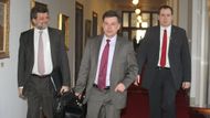Vlevo ministr Jan Kubice a uprostřed ministr spravedlnosti Pavel Blažek.
