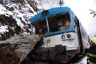 Vlak narazil do skalního sesuvu na trati, devět zraněných