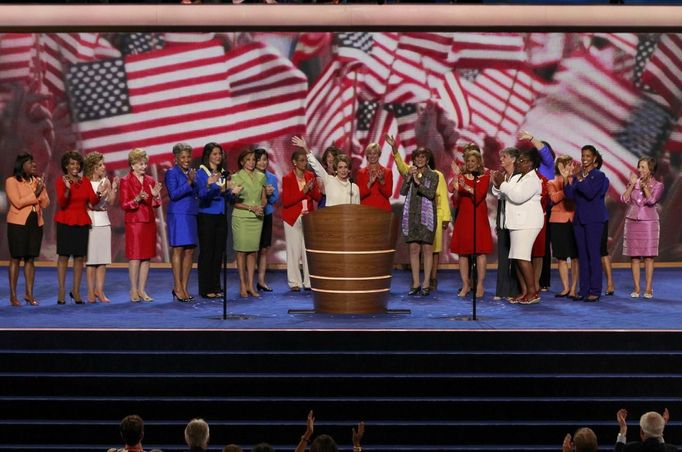 U.S. House Minority Leader Nancy Pelosi (D-CA) (C) and other female Democratic members of the U.S. House of Representatives appear on stage together during the first day of the Democratic National Convention in Charlotte, North Carolina, September 4, 2012. REUTERS/Jason Reed (UNITED STATES - Tags: POLITICS ELECTIONS) Published: Zář. 4, 2012, 11:52 odp.