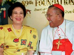 Corazon Aquinová s další klíčovou postavou pokojné revoluce z roku 1986, kardinálem Jaimem Sinem. Ten byl známý svým velkým smyslem pro humor.