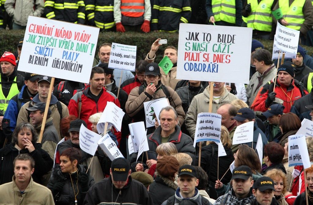 Demonstrace hasičů a policistů proti snížení platů