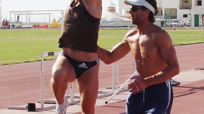 Soustředění na Lanzarote. Trenér Boleslav Patera cvičí s Pavlu Rybovou náskok na tyč.