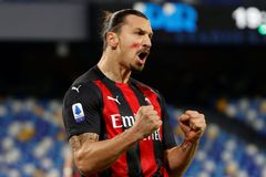 Zlatan nestárne, Zlatan dává góly. Dalšími dvěma řídil výhru AC Milán nad Neapolí