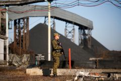 Proruský separatista hlídá důl číslo 22 Kommunar ve vesnici Nižnaja Krynka východně od Doněcka.