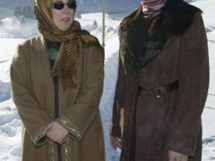 Na manželky politiků, zahalené šátkem, Turci v minulosti nebyli zvyklí. Na snímku z Davosu jsou žena Abdullaha Gula Hayrunisa (vlevo) a manželka premiéra Erdogana Emine.