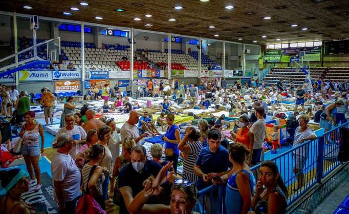 Lidé našli před požáry úkryt například na stadionu.