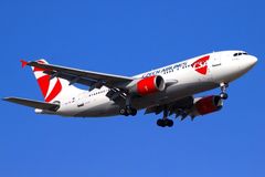 Airbus ČSA musel nouzově přistát v Nizozemsku. Letadlo mělo problém s motorem