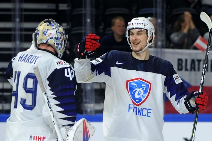 Francie se raduje z porážky Rakouska, na snímku brankář Florian Hardy a obránce Hugo Gallet.