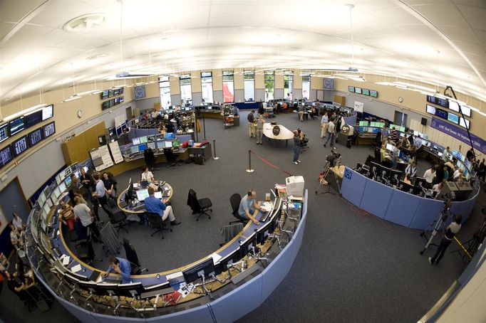 Kontrolní centrum CERN, Meyrin, Švýcarsko, 10. září 2008. Operátoři sledují systémy urychlovačů včetně LHC.