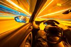 auto rychlost silnice dálnice volant řidič ilustrační foto