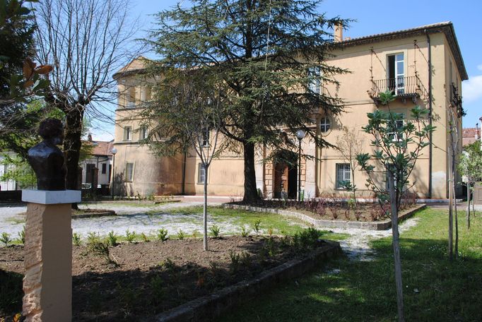 Palazzo Corrado, palácová budova o třech podlažích, se nachází v historickém centru města Lagonegro, v blízkosti hlavního náměstí a barokního kostela svaté Anny.