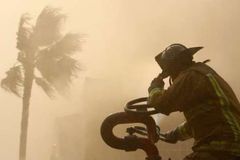 Kalifornie hoří. Evakuováno už bylo čtvrt milionu lidí