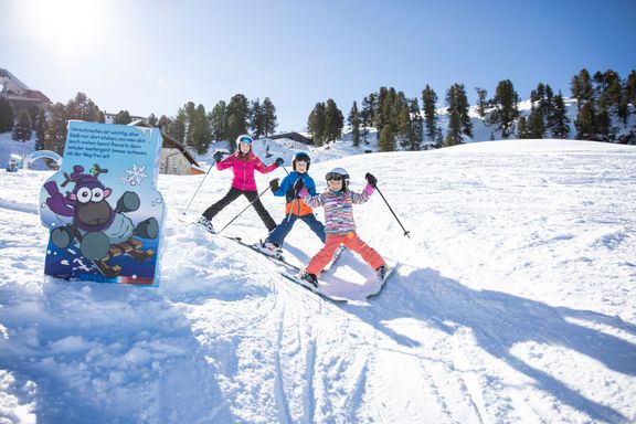 Malí lyžaři si užijí spoustu zábavy i s místním maskotem, ovečkou WIDI