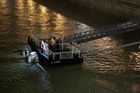 Záchranářům se nedaří vyprostit potopenou loď z Dunaje, bojují se silným proudem řeky