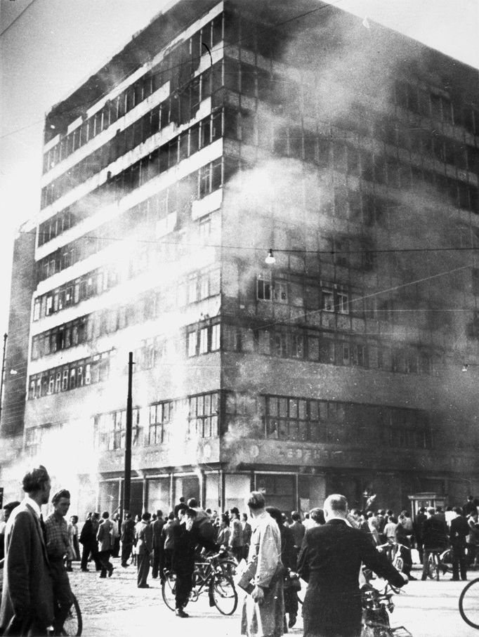 Pohled na hořící Kolumbův dům, ve kterém byla umístěna rovněž policejní stanice.  Záběr z povstání 17. června 1953 ve Východním Berlíně.