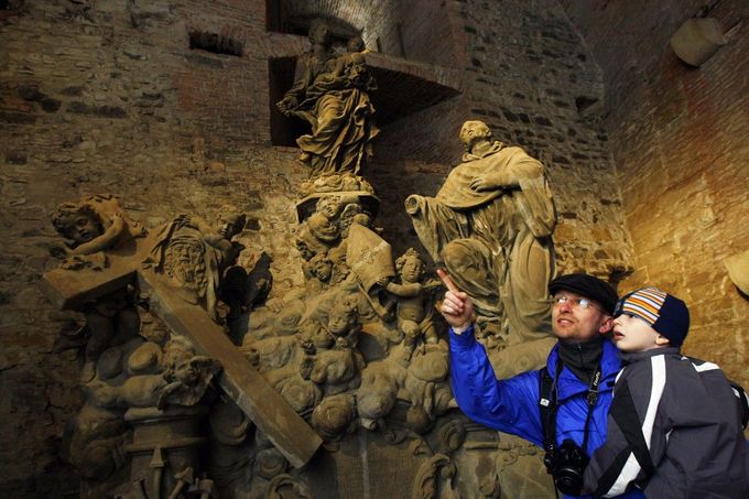 Vyšehrad, kasematy – sál Gorlice, 18. 4. 2010: návštěvníci u originálů barokních soch z Karlova mostu během Mezinárodního dne památek. Ilustrační snímek.