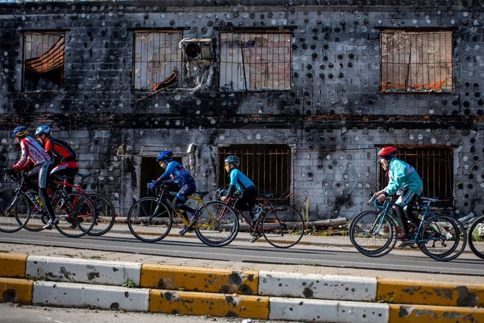 Trénink cyklistického oddílu sportovní školy pro děti a mládež v blízkosti zničeného nákupního centra "Žirafa". Stopy po explozích zůstaly i na obrubnících v Irpinu.