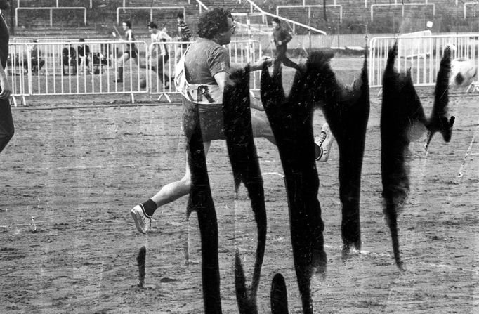 Ondřej Němec, Ivan M. Jirous: Fotbalový zápas Hrobka vs. Revolver Revue, Strahov, Praha, 1988.