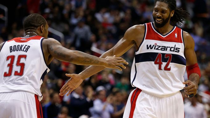 Basketbalisté Wizards se radují z výhry nad Miami.