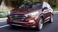 Hyundai Tucson vyráběný v Nošovicích patří k nejprodávanějším SUV na světě, v Evropě i u nás. Cena verzí s pohonem všech kol ale začíná na kompaktní model docela vysoko, na 699 990 korunách, což znamená 25. místo. Za tyhle peníze ale dostanete auto se silným dieselem a bohatou výbavou.