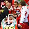 Italský motocyklista Valentino Rossi z Ducati se svými mechaniky během tréninku Velké ceny San Marina 2012 v MotoGP.