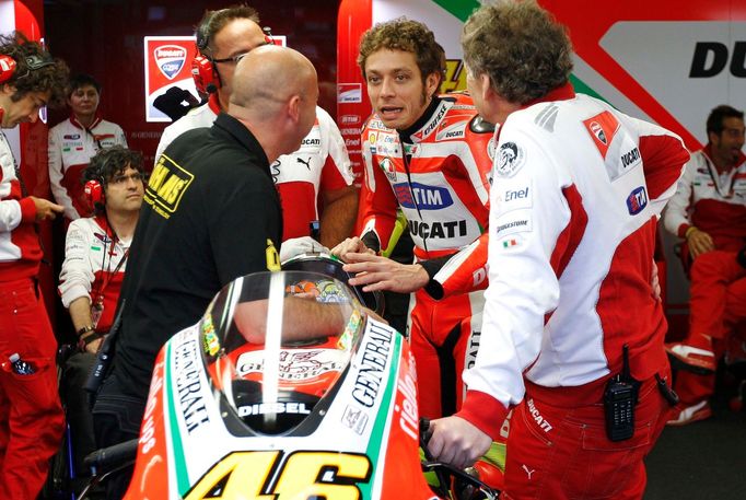 Italský motocyklista Valentino Rossi z Ducati se svými mechaniky během tréninku Velké ceny San Marina 2012 v MotoGP.