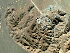 Satelitní snímky zařízení nedaleko města Kom, ve kterém se chystá Írán obohacovat uran.