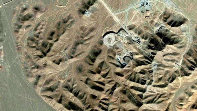 Satelitní fotografie údajného masivního bunkru u Kómu jižně od Teheránu.