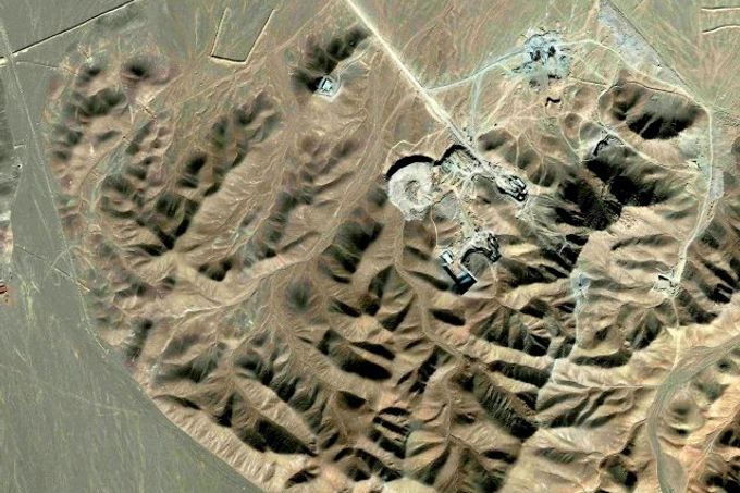Satelitní snímky zařízení nedaleko města Kom, ve kterém se chystá Írán obohacovat uran.