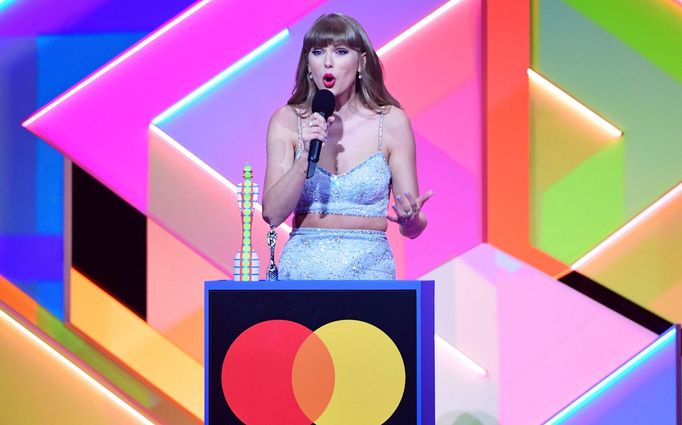 Americká zpěvačka Taylor Swiftová jako první žena obdržela cenu pro globální ikonu.