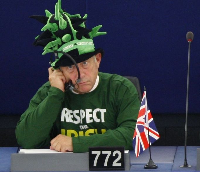 Eurosceptic members of the European Parliament demonstrate during a debate on the preparation of the upcoming European Summit after the results of the Irish referendum on the Lisbon treaty at the European Parliament in Strasbourg June 18, 2008. REUTERS/Vincent Kessler (FRANCE)