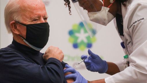 Joe Biden si nechal aplikovat vakcínu společnosti Pfizer.