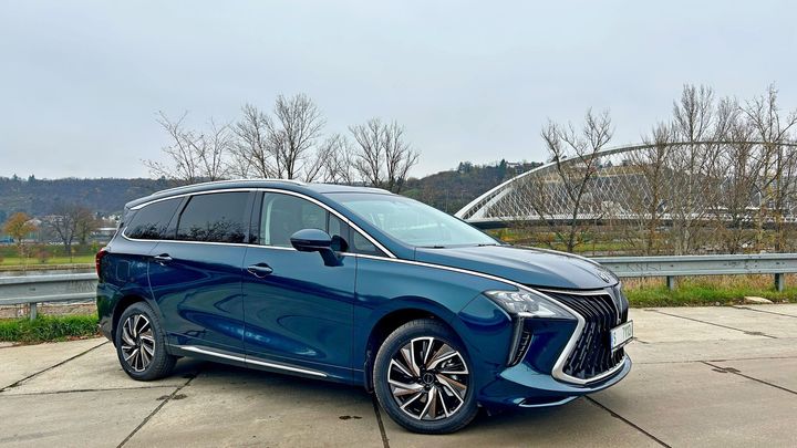 Když nechcete SUV. Dongfeng U-Tour míří na rodiny, které dávají přednost prostoru