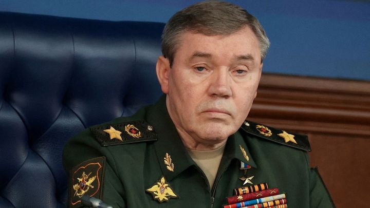 "Kdyby pohled vraždil, Gerasimov už není mezi námi." Putin bude hledat obětní beránky