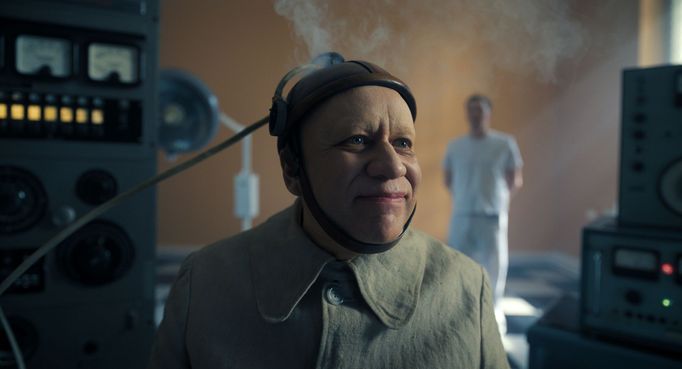 Fred Armisen jako strýček Fester v seriálu Wednesday 2.