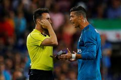 Video: Ronaldo simuloval a pak strčil do sudího. Nezahraje si pět zápasů